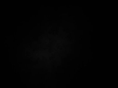 Karanlık gökyüzünde dolunay ve siyah bir arka plan.