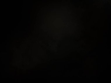 Karanlık gökyüzünde dolunay görülür.