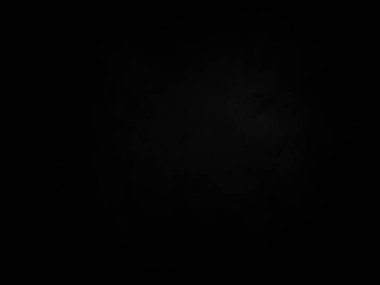 Karanlık gökyüzünde dolunay ve siyah bir arka plan.