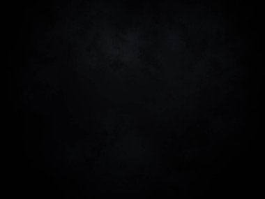 Kara bir arka plan, karanlık bir gökyüzü ve birkaç bulut.