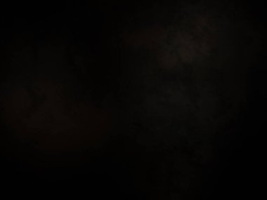 Karanlık gökyüzünde bulutlu bir dolunay.