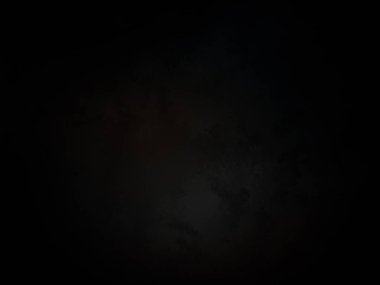 Karanlık gökyüzünde dolunay ve siyah bir arka plan.