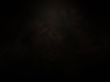 Karanlık gökyüzünde bulutlu bir dolunay.