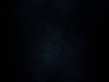 Kara bir arka plan, karanlık bir gökyüzü ve birkaç bulut.