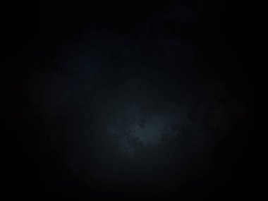 Karanlık bir gökyüzü, bulutların arasından parlak bir ışık geliyor.