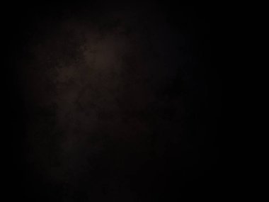 Siyah gömlekli ve kravatlı bir adam.