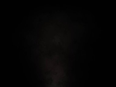 Siyah ve beyaz bir arkaplan ve takım elbiseli bir adamın resmi.