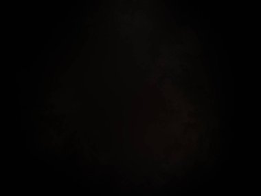 Siyah gömlekli bir adam cep telefonu tutuyor.