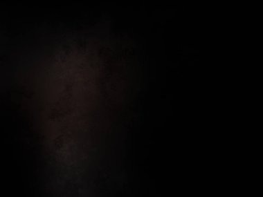 Karanlıkta duran takım elbiseli ve kravatlı bir adam.