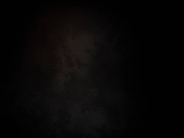 Karanlık gökyüzü ve aydınlığı olan siyah bir arkaplan.