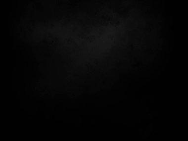 Kara bir arka plan, karanlık bir gökyüzü ve birkaç bulut.