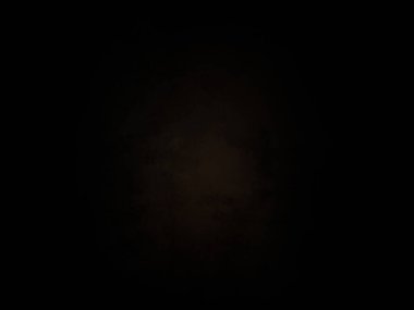 Karanlık gökyüzünde dolunay.