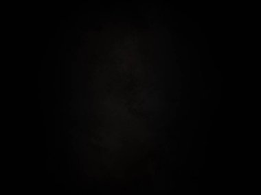 Karanlık gökyüzünde dolunay ve siyah bir arka plan.