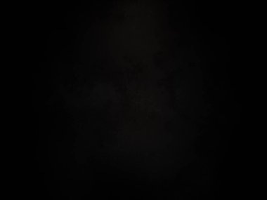 Karanlıkta elinde fotoğraf makinesi olan bir adam.