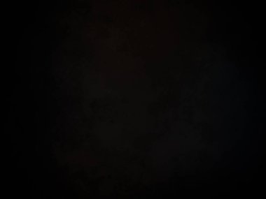 Beyaz ve kırmızı saati olan siyah bir arkaplan.