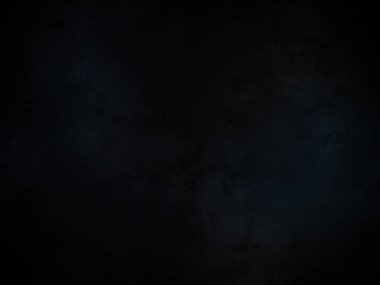 Kara bir arka plan, karanlık bir gökyüzü ve birkaç bulut.