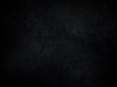 Kara bir arka plan, karanlık bir gökyüzü ve birkaç bulut.