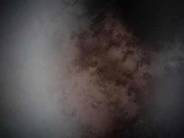 Üzerinde saat olan karanlık ve kirli bir duvar.