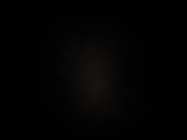 Ortasında ışık olan siyah bir arkaplan