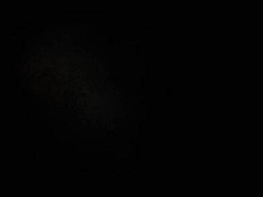 Beyaz ve kırmızı saati olan siyah bir arkaplan.