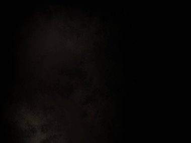 Siyah gömlekli bir adam bıçak tutuyor.