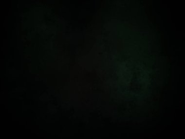 Karanlıkta elinde fotoğraf makinesi olan bir adam.