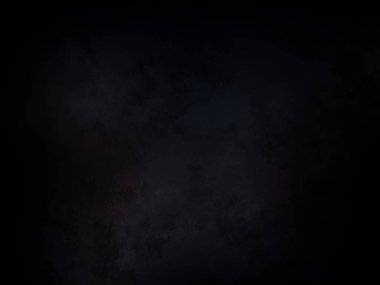 Kara bir arka plan, karanlık bir gökyüzü ve birkaç bulut.