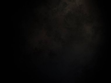 Siyah bir arka planın önünde duran takım elbiseli ve kravatlı bir adam.