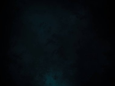 Okyanusta sörf tahtası üzerinde sörf yapan bir insan.