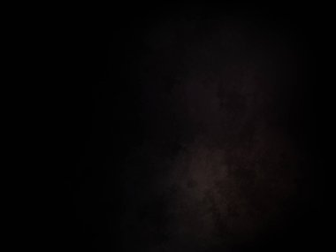 Siyah gömlekli bir adam elinde kamera tutuyor.