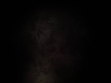 Karanlık bir odada saati olan bir adam.