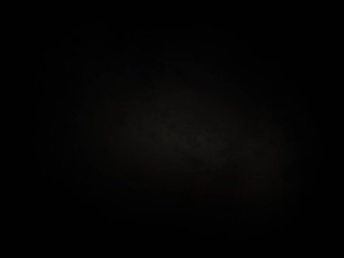 Siyah bir arka plan, siyah gökyüzü ve beyaz bir ışık.