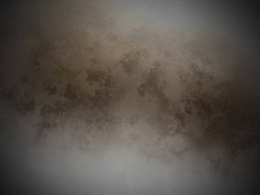 Islak bir zeminde kaykay süren bir insan.