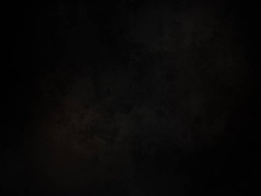 Siyah gömlekli bir adam elinde kamera tutuyor.