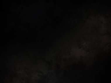 Siyah gömlekli bir adam kaykay tutuyor.