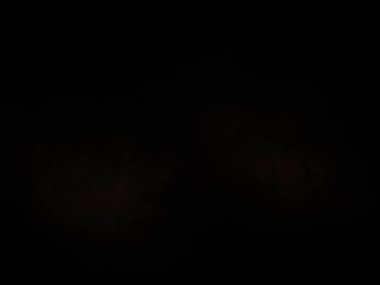 Karanlık gökyüzünde dolunay ve birkaç bulut.