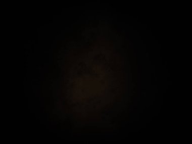 Karanlık gökyüzünde dolunay.