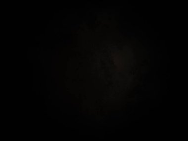 Karanlık gökyüzünde bulutlu bir dolunay.