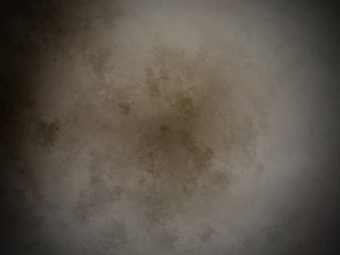 Siyah arkaplanı olan kirli bir duvar.