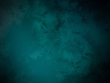 Sörf tahtasında suda bir insan.