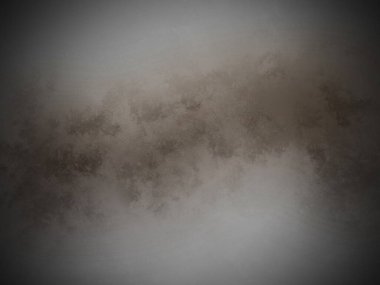 Okyanusta sörf tahtası üzerinde sörf yapan bir adam.