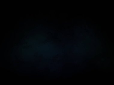 Karanlıkta birkaç bulut olan karanlık bir gökyüzü.