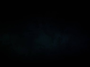 Karanlıkta birkaç bulut olan karanlık bir gökyüzü.