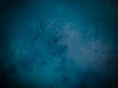 Sörf tahtasında suda bir insan.