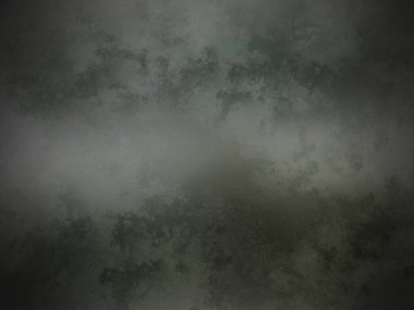 Sisli bir gökyüzünün siyah beyaz fotoğrafı