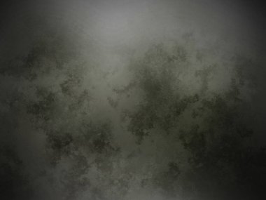 Sisli bir ormanın siyah beyaz fotoğrafı.