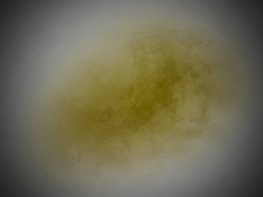 Siyah arkaplanda sarı bir madde