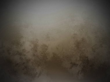 Tek bir kırmızı yangın musluğu olan sisli bir orman.