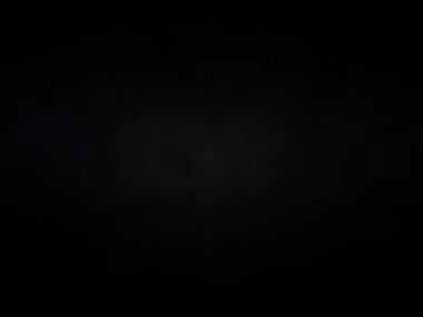 Karanlık gökyüzünde dolunay.