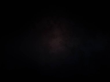 Karanlık bir gökyüzü, birkaç bulut ve bir ışık.